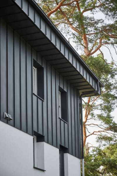 Berliner Vorstadthaus mit DS Nordic Klickfalz an Fassade und auf dem Dach, Haydnallee 71, 14612 Falkensee